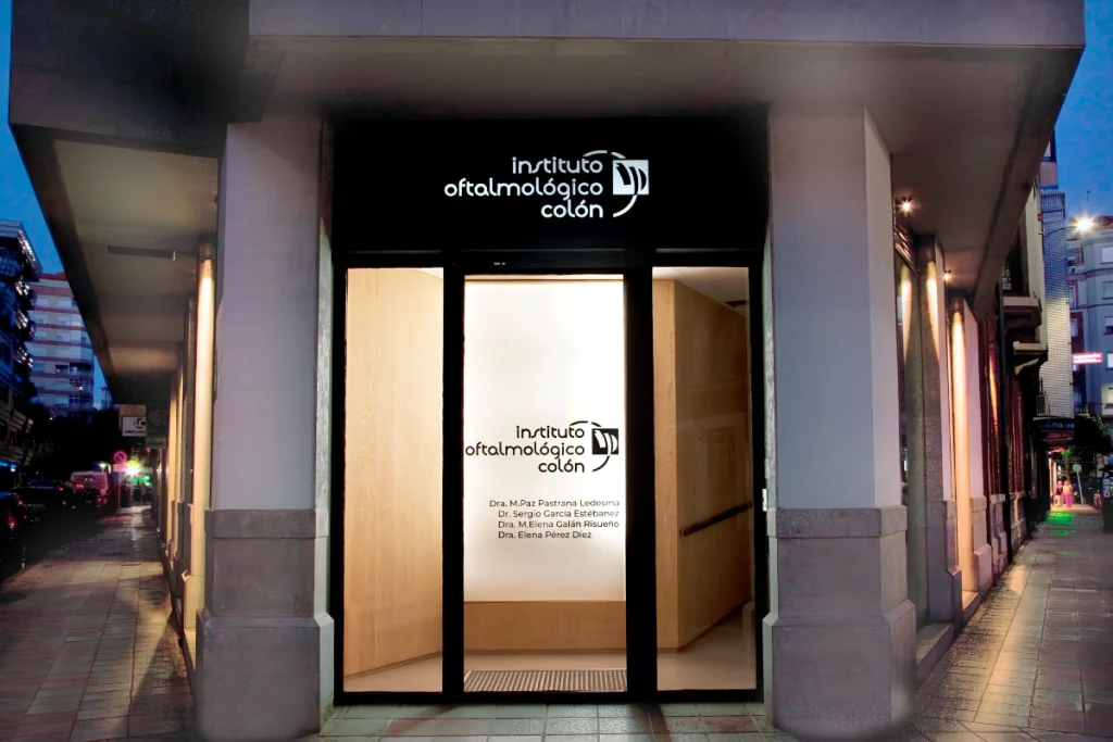 Instituto Oftalmológico Colón - Fachada de la empresa de noche