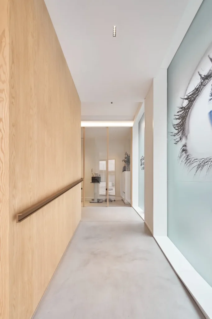 oftalmología colon - pasillos con cuadro de ojo azul