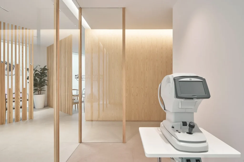 oftalmología colon - interior de una de las salas de la empresa con aparatología ocular